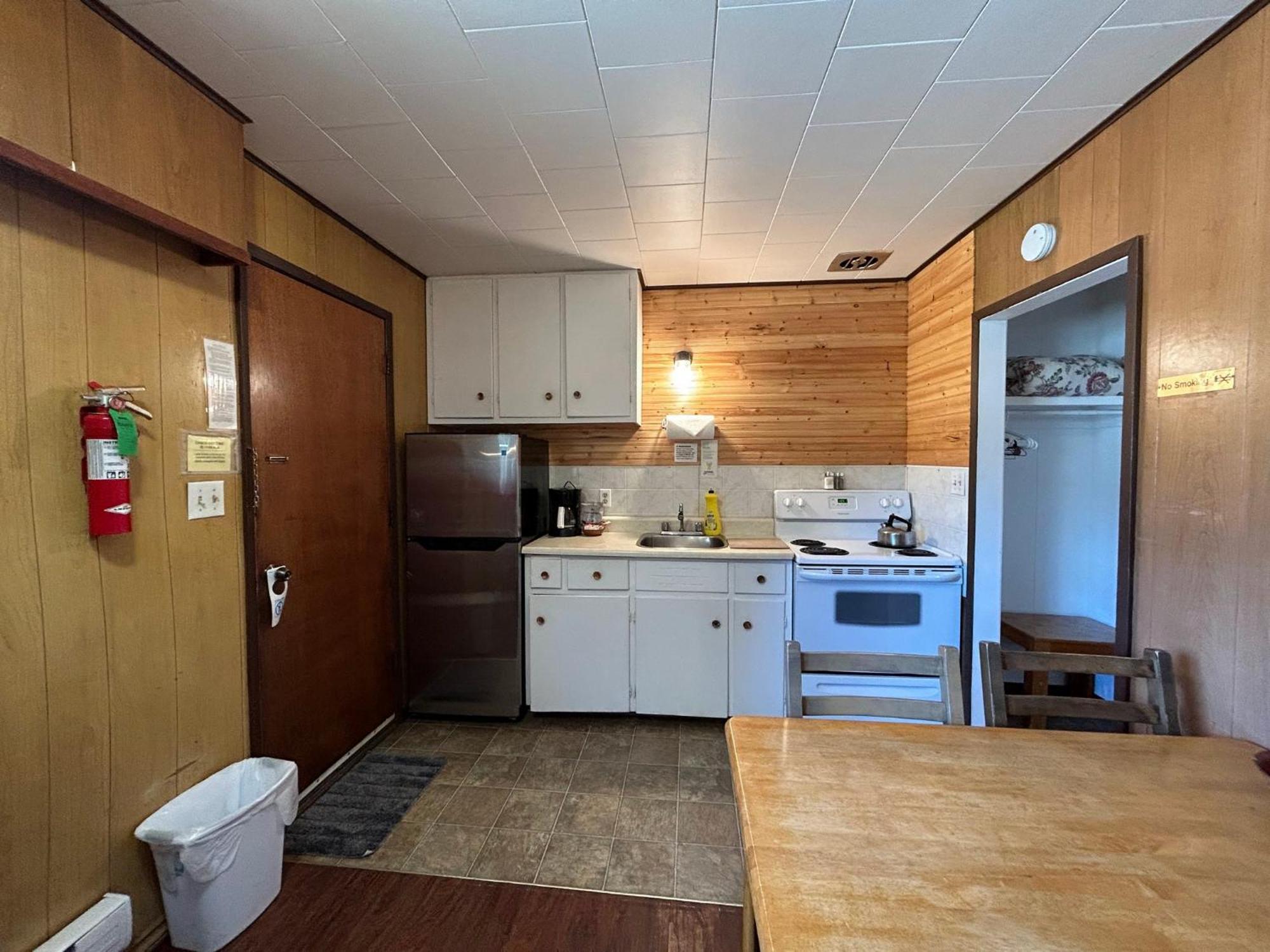Dolphin Motel Tofino Dış mekan fotoğraf