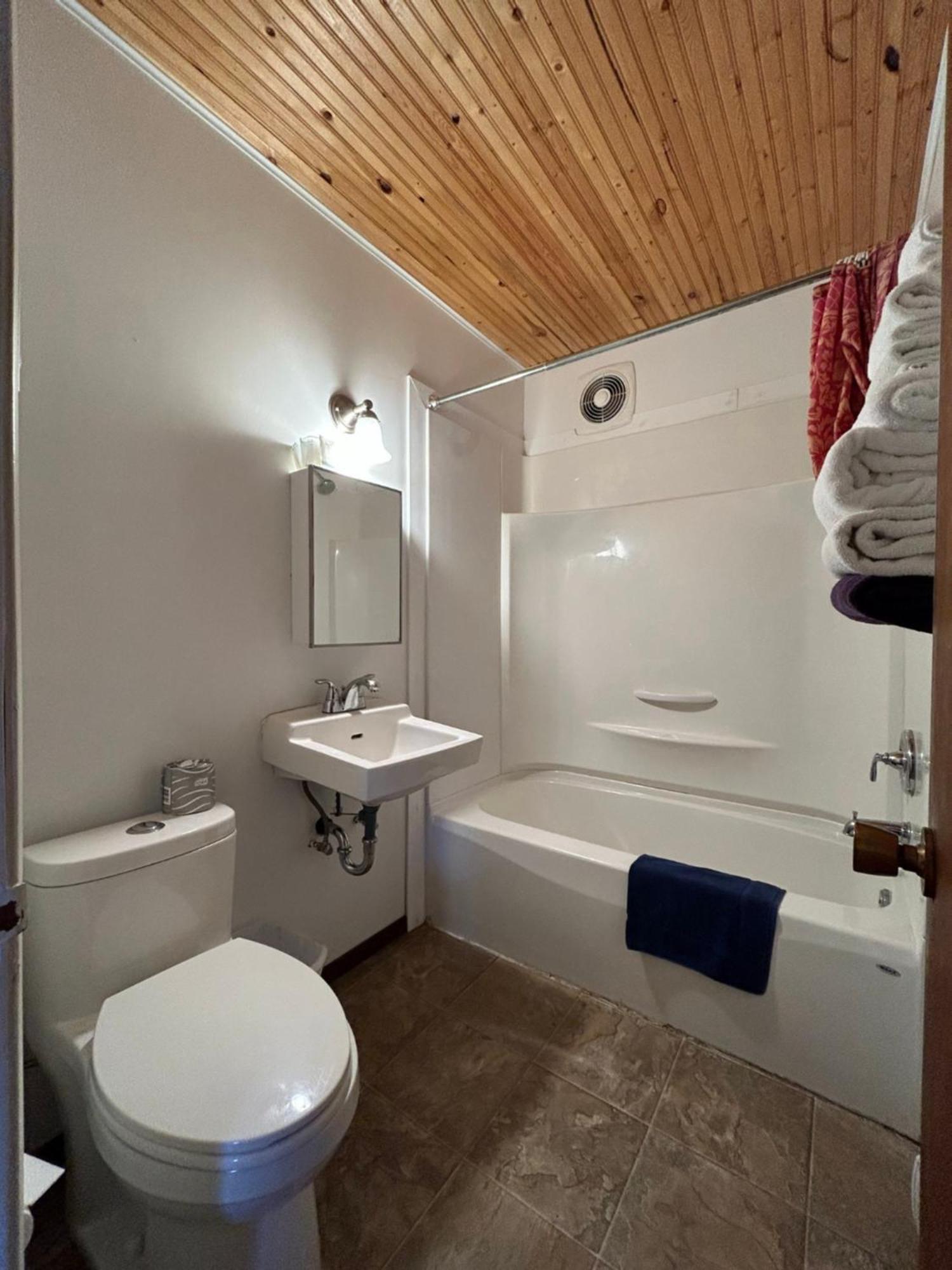 Dolphin Motel Tofino Dış mekan fotoğraf