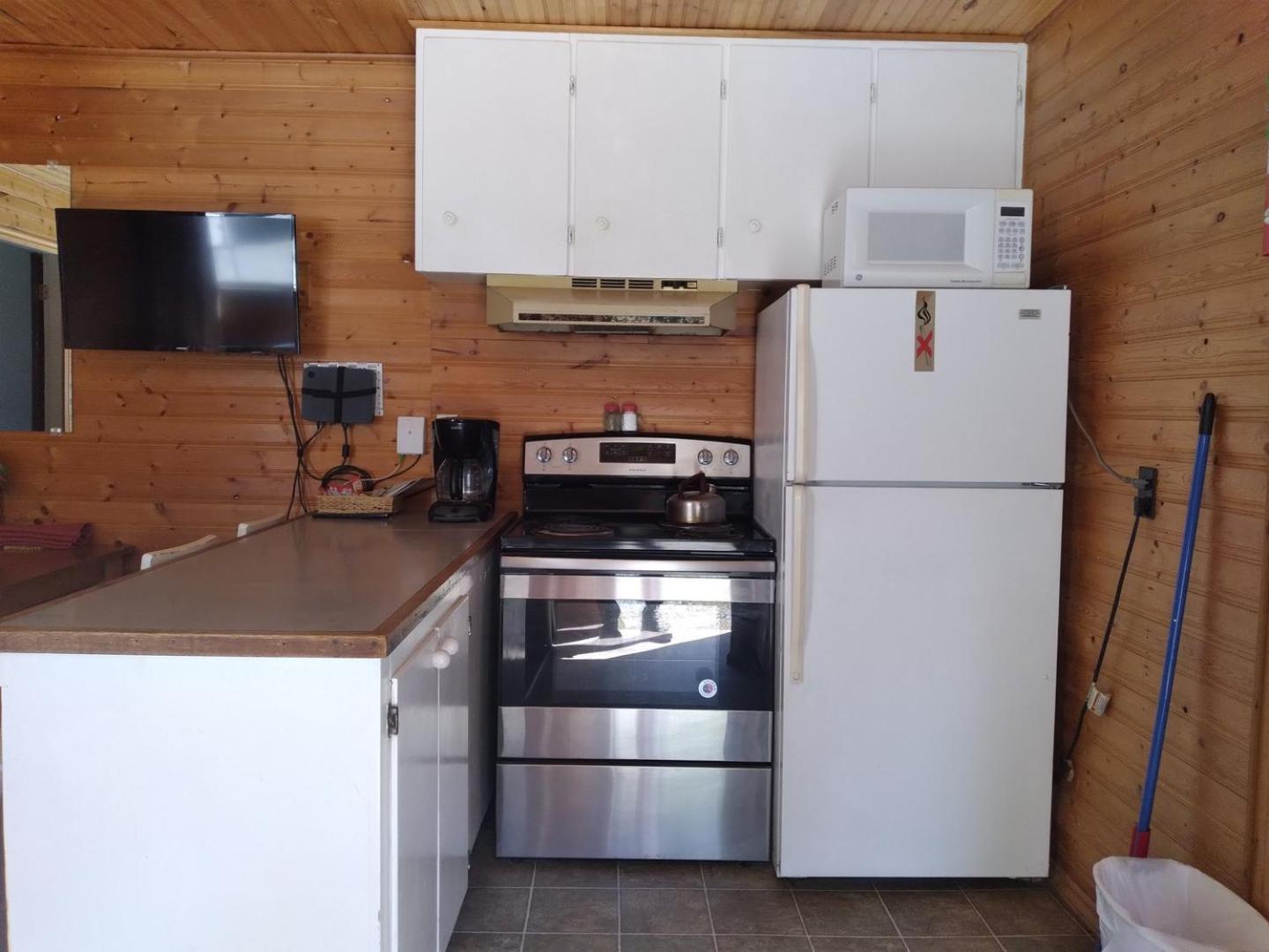 Dolphin Motel Tofino Dış mekan fotoğraf